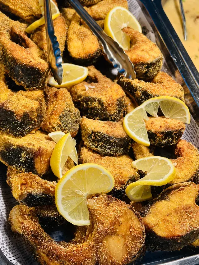 Novac prăjit cu mămăligă și mujdei — Famous Gourmet