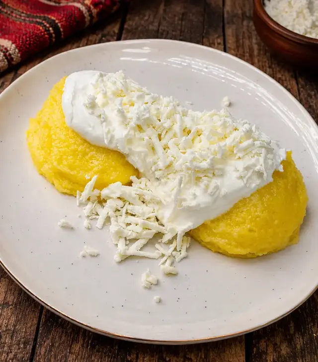 Mămăligă cu brânză și smântână — Famous Gourmet
