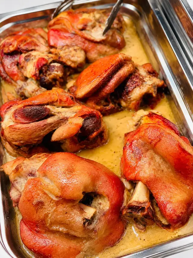 Ciolan de porc la cuptor — Famous Gourmet