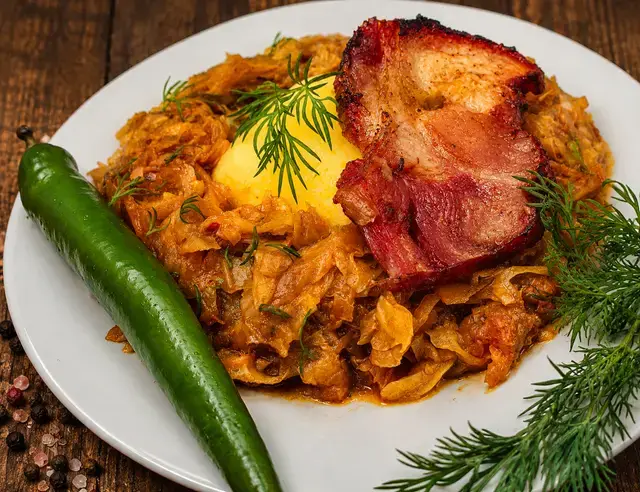 Varză călită cu afumatură — Famous Gourmet