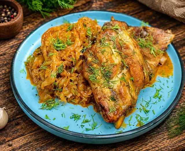 Varză calită cu coastă — Famous Gourmet