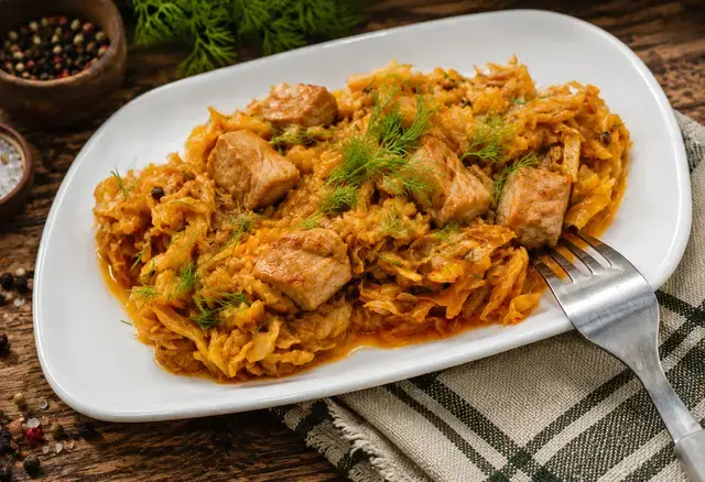 Varză călită cu carne de porc — Famous Gourmet