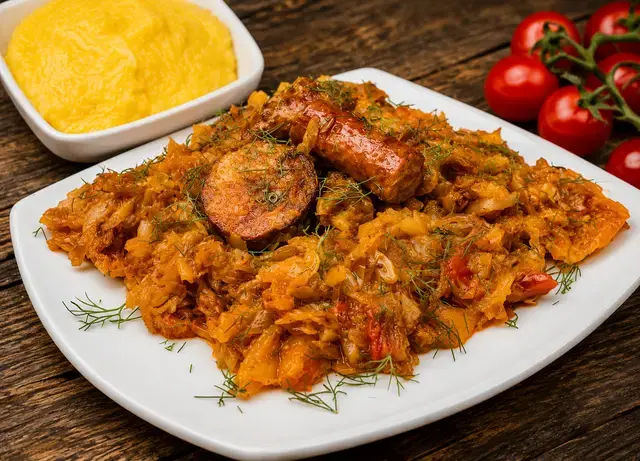 Varză călită cu cârnați — Famous Gourmet