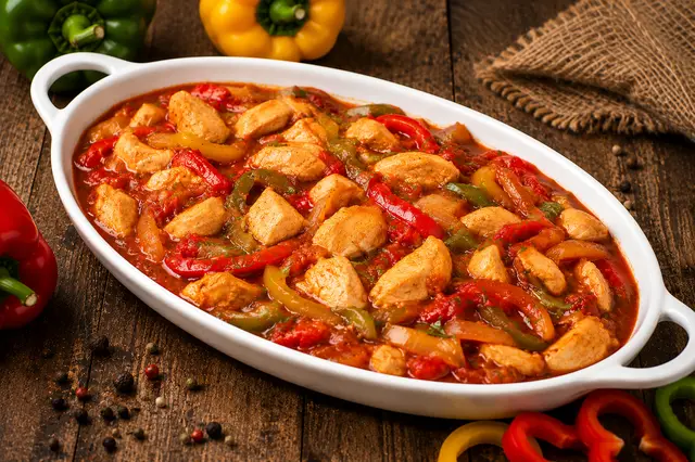 Pui cu ardei tricolor — Famous Gourmet