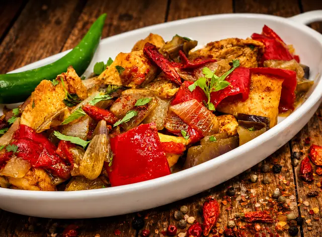 Tigaie picantă de pui — Famous Gourmet