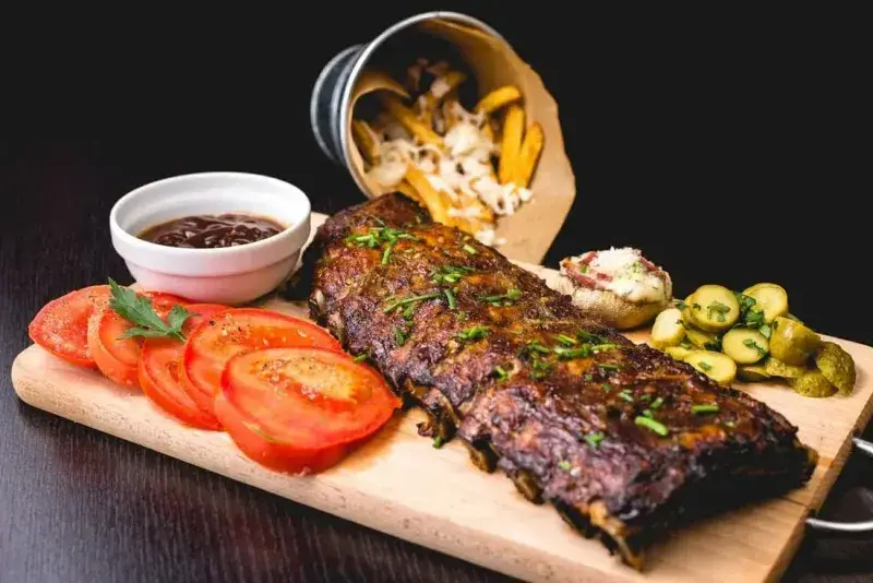 Grătar cu cotlet și cârnați, gătit la Famous Gourmet Rahova